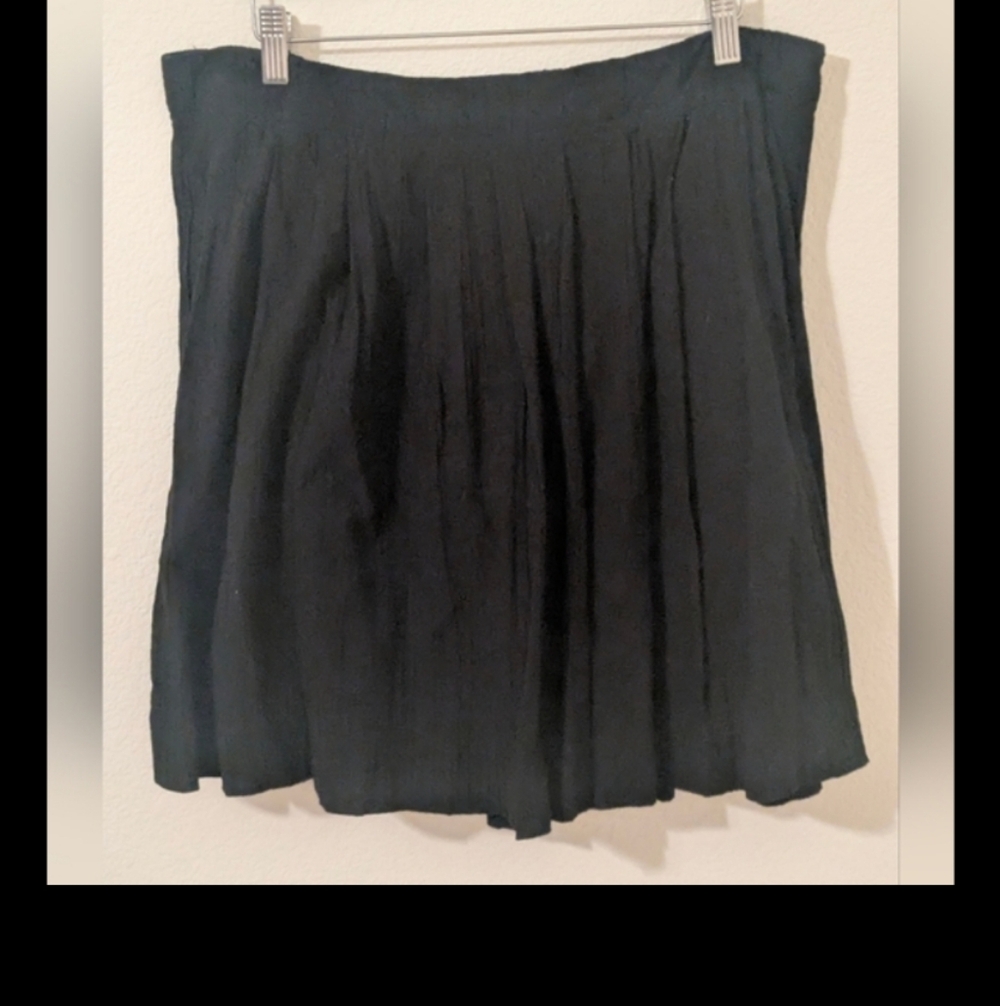 LOFT Black Pleated Mini Skirt Size 12 Flowy Lightweight Classic